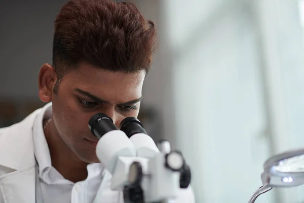 Seriózní Indický Inženýr Hledající Mikroskopu — Stock fotografie
