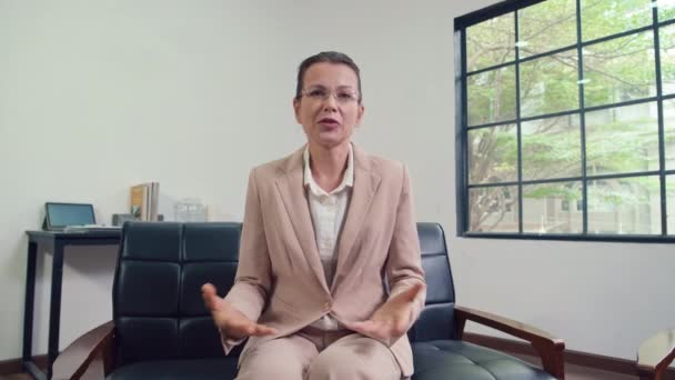 Retrato Medio Largo Psicóloga Mujer Hablando Con Cámara Sobre Problemas — Vídeos de Stock