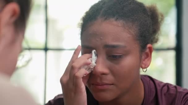 Przez Ramię Zbliżenie Psychologa Wspierającego Płaczącą Nastolatkę Cierpiącą Zaburzenia Psychiczne — Wideo stockowe