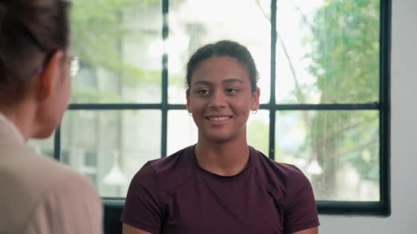 Über Die Schulter Geschossen Teenager Teilt Ihre Probleme Mit Psychotherapeut — Stockvideo