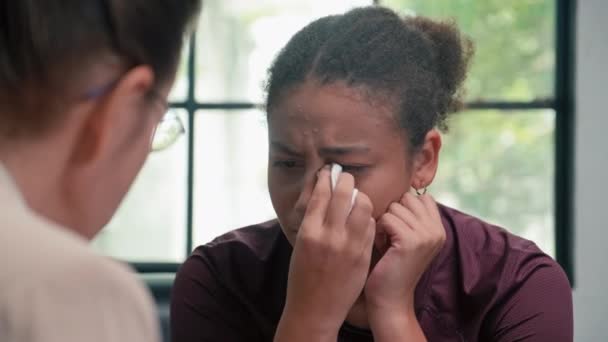 심리학자 앉아있는 문제에 이야기 울고있는 소녀의 클로즈업 — 비디오