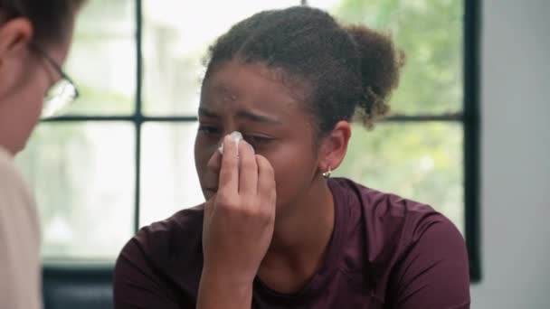 Medium Über Der Schulter Nahaufnahme Eines Weinenden Teenagers Wenn Dem — Stockvideo