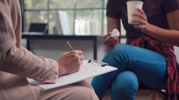 Psikoterapistin Danışma Sırasında Ağlayan Ergen Hastalarla Ilgili Notlar Alması — Stok video