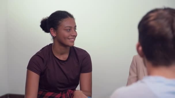 青少年与专家进行群体性心理对话时的肩拍 — 图库视频影像