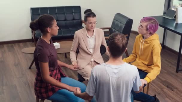 青少年与心理学家手牵手参与团体圆环疗法的高视角视角 — 图库视频影像