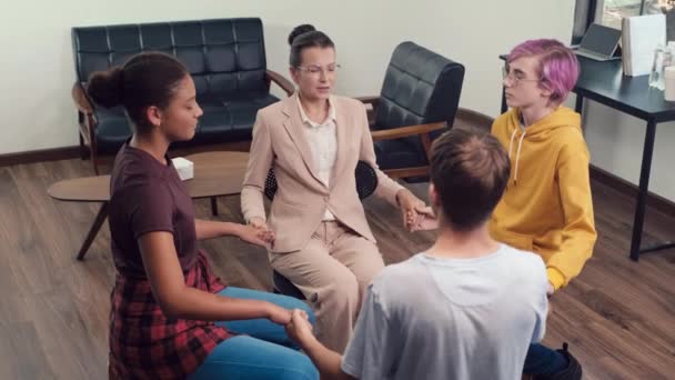 Yukarıdan Bakıldığında Gençler Psikologlar Grup Terapisinde Ele Tutuşuyorlar — Stok video