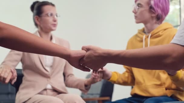 Sudut Pandang Rendah Dari Remaja Dan Psikolog Memegang Tangan Mereka — Stok Video