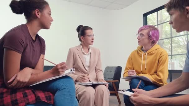 Visão Baixo Ângulo Adolescentes Psicólogos Discutindo Respostas Questionário Sessão Círculo — Vídeo de Stock