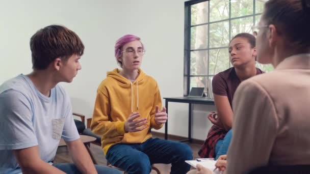 在与心理学家举行的集体治疗会议上 青少年与他人分享了自己的感受 — 图库视频影像