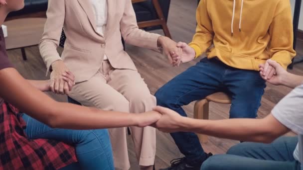 Tiro Recortado Adolescentes Psicólogo Mãos Dadas Enquanto Tendo Sessão Terapia — Vídeo de Stock