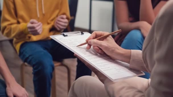 Orta Ölçekli Yakın Çekim Psikoterapist Notlar Alırken Genç Grup Terapi — Stok video