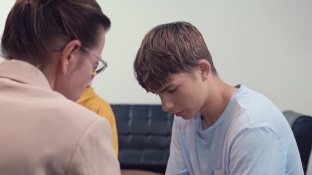 Über Die Schulter Des Spezialisten Der Den Teenager Unterstützt Während — Stockvideo