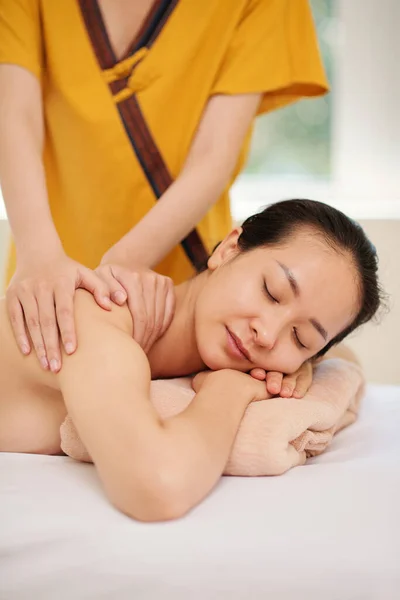 Joven Mujer Asiática Disfrutando Relajante Masaje Espalda Salón Spa —  Fotos de Stock