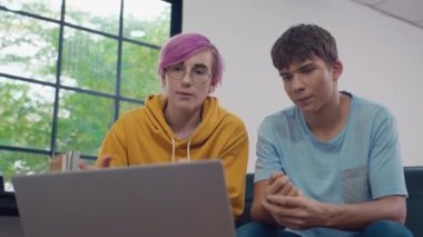 Psikologla online istişare yapan gençlerin video araması için dizüstü bilgisayar kullanmalarına düşük açılı bakış açısı