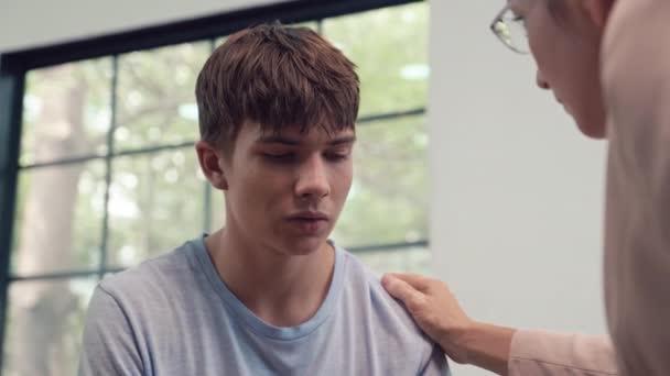从肩膀的角度来看 十几岁的男孩在治疗过程中与心理学家分享了他的感受 — 图库视频影像
