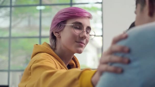 Přes Rameno Teenager Růžovými Vlasy Podporující Přítele Sezení Psychologem — Stock video