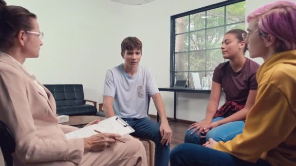 Ampla Foto Adolescentes Multi Étnicos Sessão Círculo Grupo Com Psicólogo — Vídeo de Stock