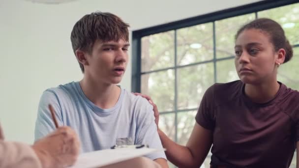 Střední Záběr Multietnických Teenagerů Kteří Navzájem Podporují Když Mluví Problémech — Stock video