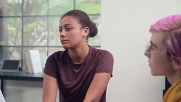 Mittlere Aufnahme Multiethnischer Teenager Die Ihre Probleme Teilen Während Sie — Stockvideo