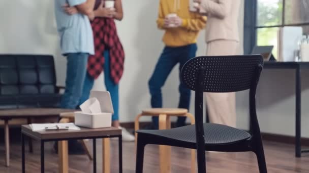 Tiro Médio Cadeira Empry Sala Psicólogos Psicoterapeuta Bebendo Chá Conversando — Vídeo de Stock