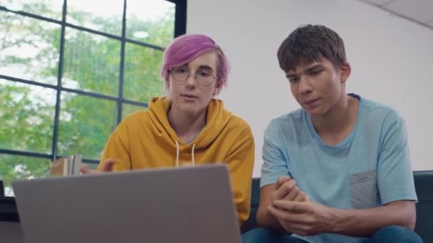青少年在网上使用笔记本电脑与心理学家咨询的低视角视点 — 图库视频影像