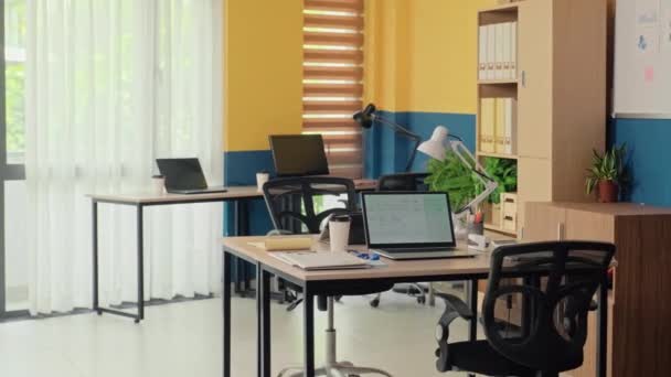 工作场所的中长图 桌子上有计算机 文件和灯具 — 图库视频影像