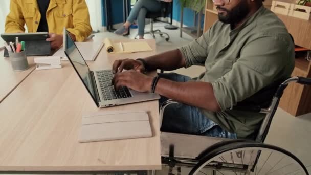 스튜디오에서 노트북에 휠체어에서 남자의 자른된 — 비디오