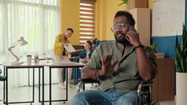 Střední Šance Muže Invalidním Vozíku Mluvit Smartphone Obchodním Partnerem — Stock video