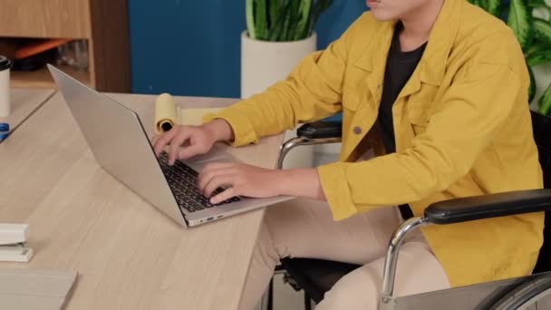 Tiro Cortado Jovem Cadeira Rodas Trabalhando Laptop Escritório — Vídeo de Stock