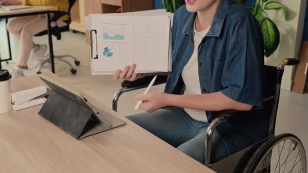 在办公室数码平板电脑上对商业伙伴进行视频定位时 轮椅上的年轻人截图 — 图库视频影像