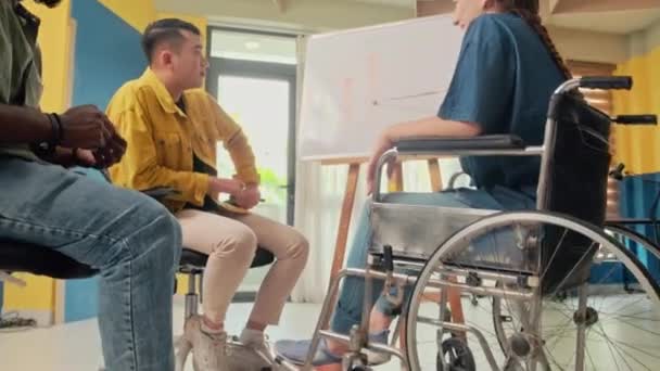 Tilt Shot Dari Pengusaha Kursi Roda Mendiskusikan Dengan Rekan Kerja — Stok Video
