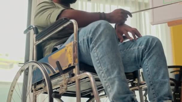 Incline Foto Pessoa Negócios Cadeira Rodas Discutindo Com Colegas Crescimento — Vídeo de Stock