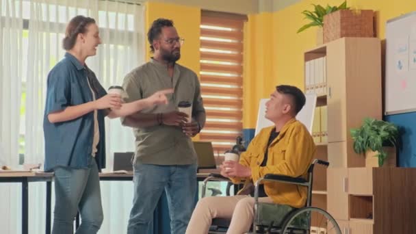 Tekerlekli Sandalyedeki Adamın Ofisinde Kahve Molası Verdiği Orta Ölçekli Bir — Stok video