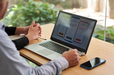 Dedenin internet hizmet aboneliğini ödemesine yardım eden genç çocuk.