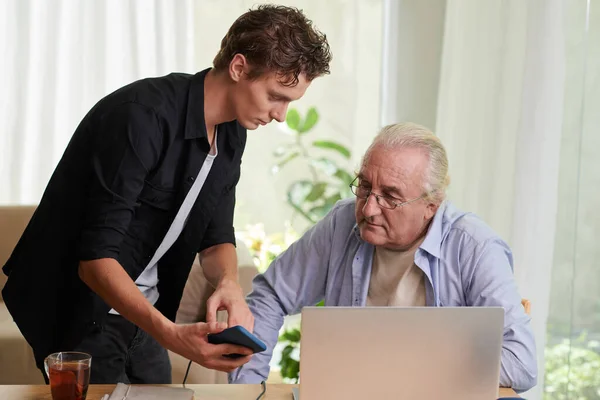 Teenage Boy Showing Grandfather How Pay Bills Mobile Application — Stock fotografie