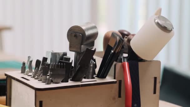 ワークショップで革工芸のためのツールとテーブルのクローズアップショット — ストック動画
