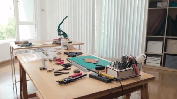 皮革车间中中等长度的桌子 上面有手工制作的所有东西 — 图库视频影像