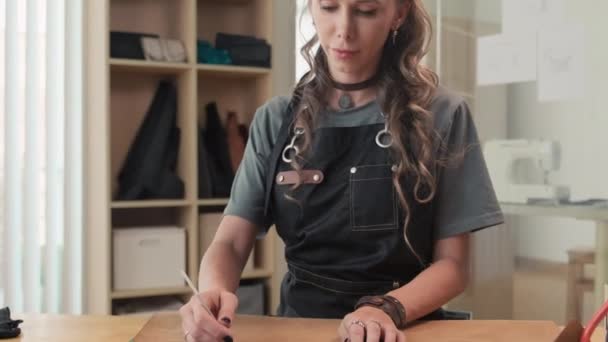 Porträt Einer Fröhlichen Jungen Frau Die Der Werkstatt Mit Leder — Stockvideo