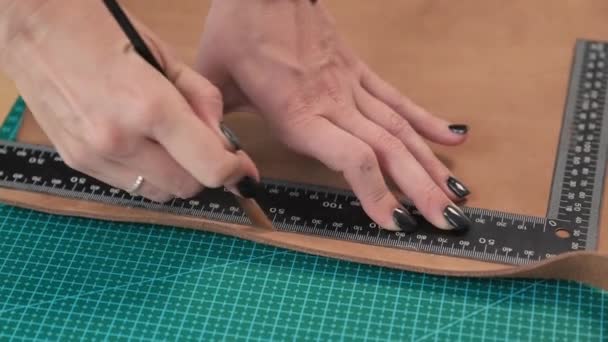 Средний Крупный План Женщин Руки Рисовать Линию Куске Кожи Изготовлении — стоковое видео