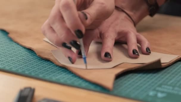 Κοντινό Πλάνο Των Χεριών Της Τεχνίτισσας Ίχνη Στένσιλ Κομμάτι Δέρματος — Αρχείο Βίντεο