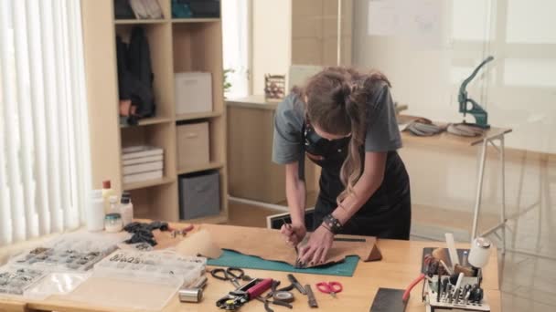 워크샵에서 가방을 만들기 조각을 특별한 도구를 사용하여 Craftswoman의 — 비디오