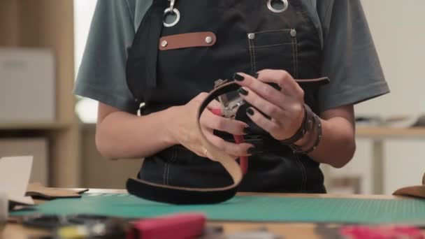 Tiro Cortado Mãos Mulher Que Faz Cinto Couro Para Cliente — Vídeo de Stock
