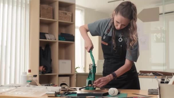 Medium Shot Craftswoman Using Hand Press Machine Set Rebites Making — Vídeo de Stock