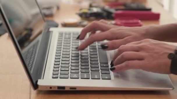 Medium Närbild Bild Kvinnliga Händer Som Arbetar Laptop Läder Verkstad — Stockvideo