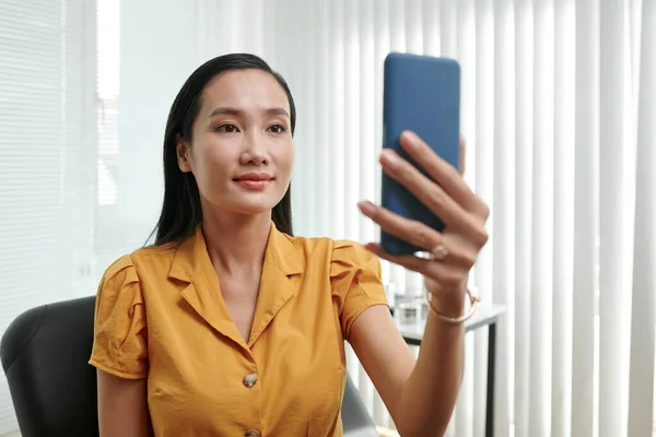 Mulher Asiática Feliz Tomando Selfie Depois Obter Procedimento Beleza Refrescante — Fotografia de Stock