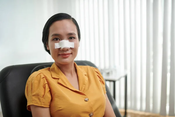 Retrato Mujer Asiática Feliz Sentada Silla Después Hacerse Una Operación — Foto de Stock