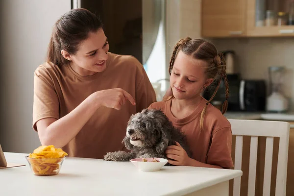 Smiling Mother Daughter Letting Dog Eat Bowl Kitchen Table — Stock Photo, Image