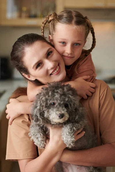 Ritratto Madre Sorridente Figlia Adorabile Cane Barboncino Miniatura — Foto Stock
