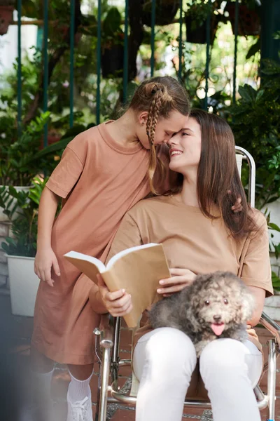 Ragazza Venuto Fuori Baciare Madre Seduta Sedia Con Cane Grembo — Foto Stock