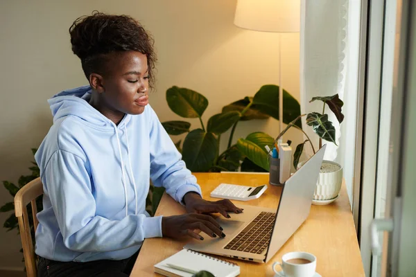 Junge Geschäftsfrau Hellblauem Kapuzenpulli Arbeitet Laptop Ihrem Schreibtisch — Stockfoto
